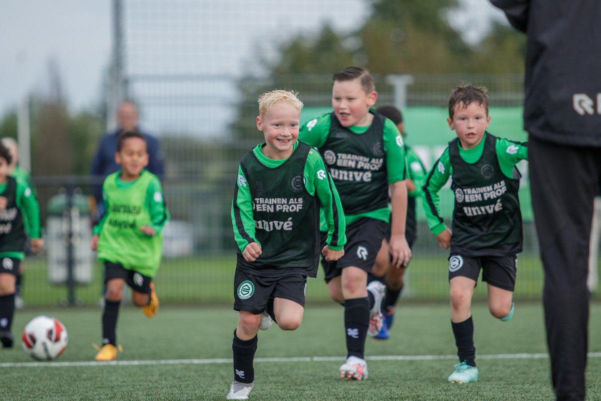 fcgroningen's tweet photo. In de voorjaarsvakantie de regio in!

Kom jij Trainen als een Prof in de vakantie? Kijk snel waar er FC Groningen Trainingsdagen worden georganiseerd.

https://t.co/LlFtb1U1d5

#trotsvanhetnoorden https://t.co/LarCUIK2dA