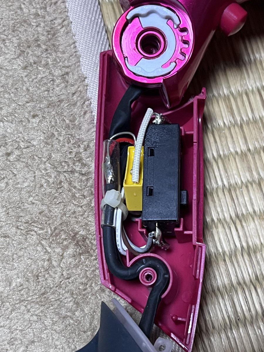 tamachichan's tweet image. ドライヤーが不調でスイッチ入れても動かない時がある。

本体の傾きで電源切れたり入ったりなので内部で断線なんだろうな。
嫁さんは『直らなくても処分するだけだから…』と、言うことで分解。

グリップ内部の電源コードが断線しているようです。
#ドライヤー
#TESCOM