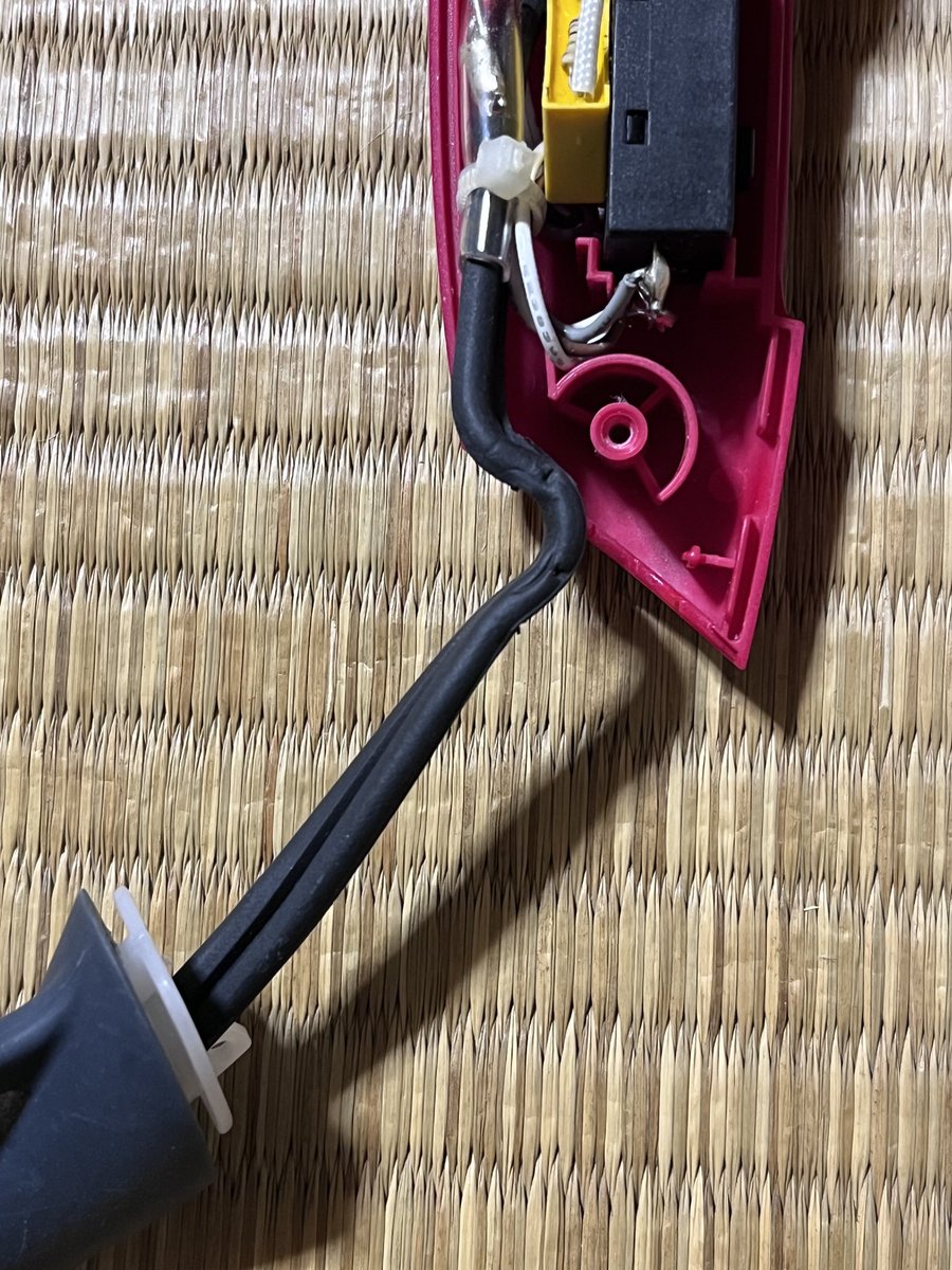 tamachichan's tweet image. ドライヤーが不調でスイッチ入れても動かない時がある。

本体の傾きで電源切れたり入ったりなので内部で断線なんだろうな。
嫁さんは『直らなくても処分するだけだから…』と、言うことで分解。

グリップ内部の電源コードが断線しているようです。
#ドライヤー
#TESCOM