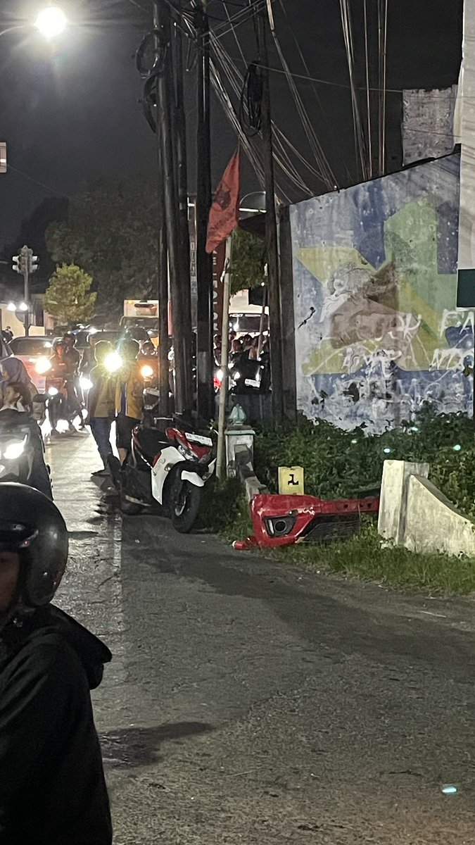 iamdavid_lee's tweet photo. Baru saja min terjadi laka di depan SD kanisius kalasan, nampaknya mobil jazz, kijang kapsul dan motor aerox. Kronologinya masi belum jelas @merapi_uncover https://t.co/g7pzLw1eg4