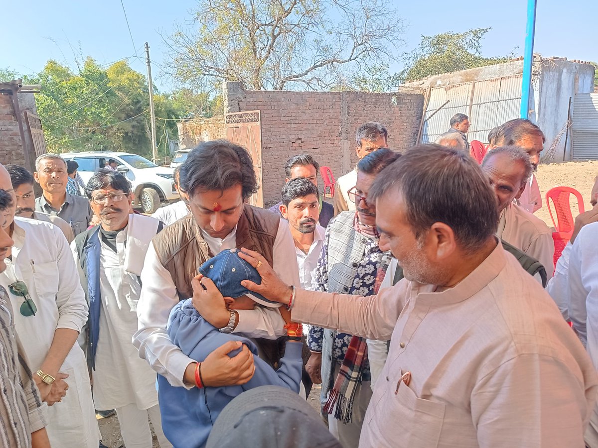 PeoplesUpdate's tweet image. गुना - जयवर्धन सिंह से लिपटकर रोया दिवंगत कांग्रेस कार्यकर्ता का बेटा, खिरियादांगी निवासी लक्ष्मण दांगी के निधन पर संवेदनाएं व्यक्त करने पहुंचे कांग्रेस विधायक भी हुए भावुक 

#Guna #JaivardhanSingh #Congress @JVSinghINC #MPNews #PeoplesUpdate