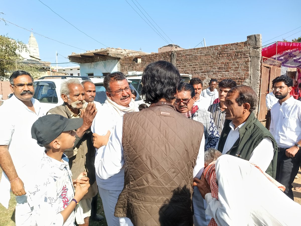 PeoplesUpdate's tweet image. गुना - जयवर्धन सिंह से लिपटकर रोया दिवंगत कांग्रेस कार्यकर्ता का बेटा, खिरियादांगी निवासी लक्ष्मण दांगी के निधन पर संवेदनाएं व्यक्त करने पहुंचे कांग्रेस विधायक भी हुए भावुक 

#Guna #JaivardhanSingh #Congress @JVSinghINC #MPNews #PeoplesUpdate