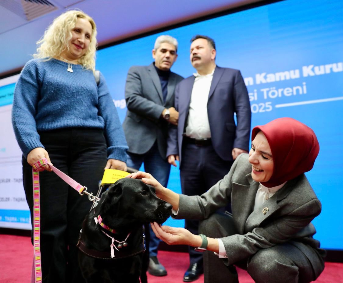 EKPSS ile memur olmaya hak kazanan 1830 engellinin ataması gerçekleştirildi. <a href="/tcailesosyal/">T.C. Aile ve Sosyal Hizmetler Bakanlığı</a> Bak <a href="/MahinurOzdemir/">Mahinur Özdemir Göktaş</a>'ın katıldığı törende yapılan son atamayla Kamuda çalışan engelli sayısı 70878'e çıktı.Atanan arkadaşlarımızı tebrik ediyor, çalışma hayatlarında başarılar diliyoruz.