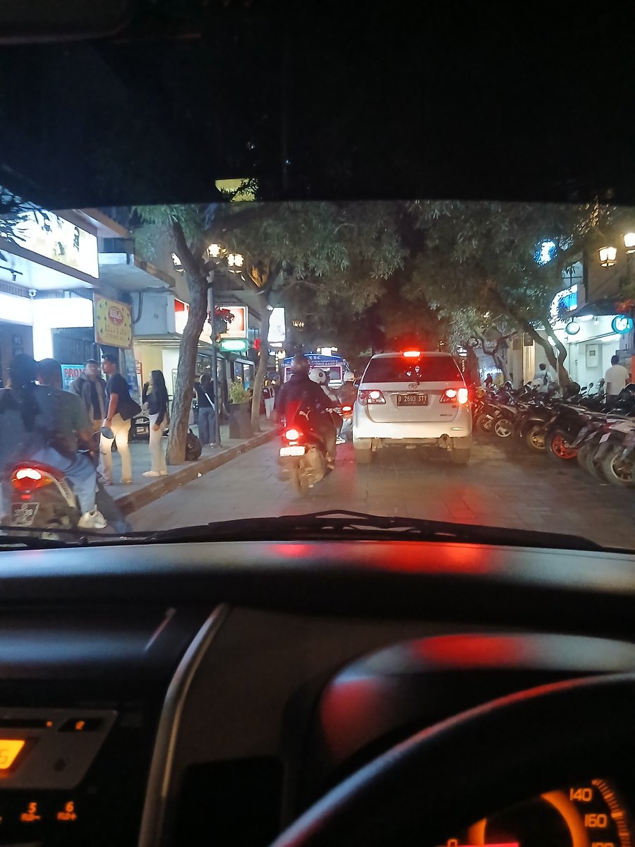 teefishere's tweet image. Pengen jalan tapi masa sendiri 🥲