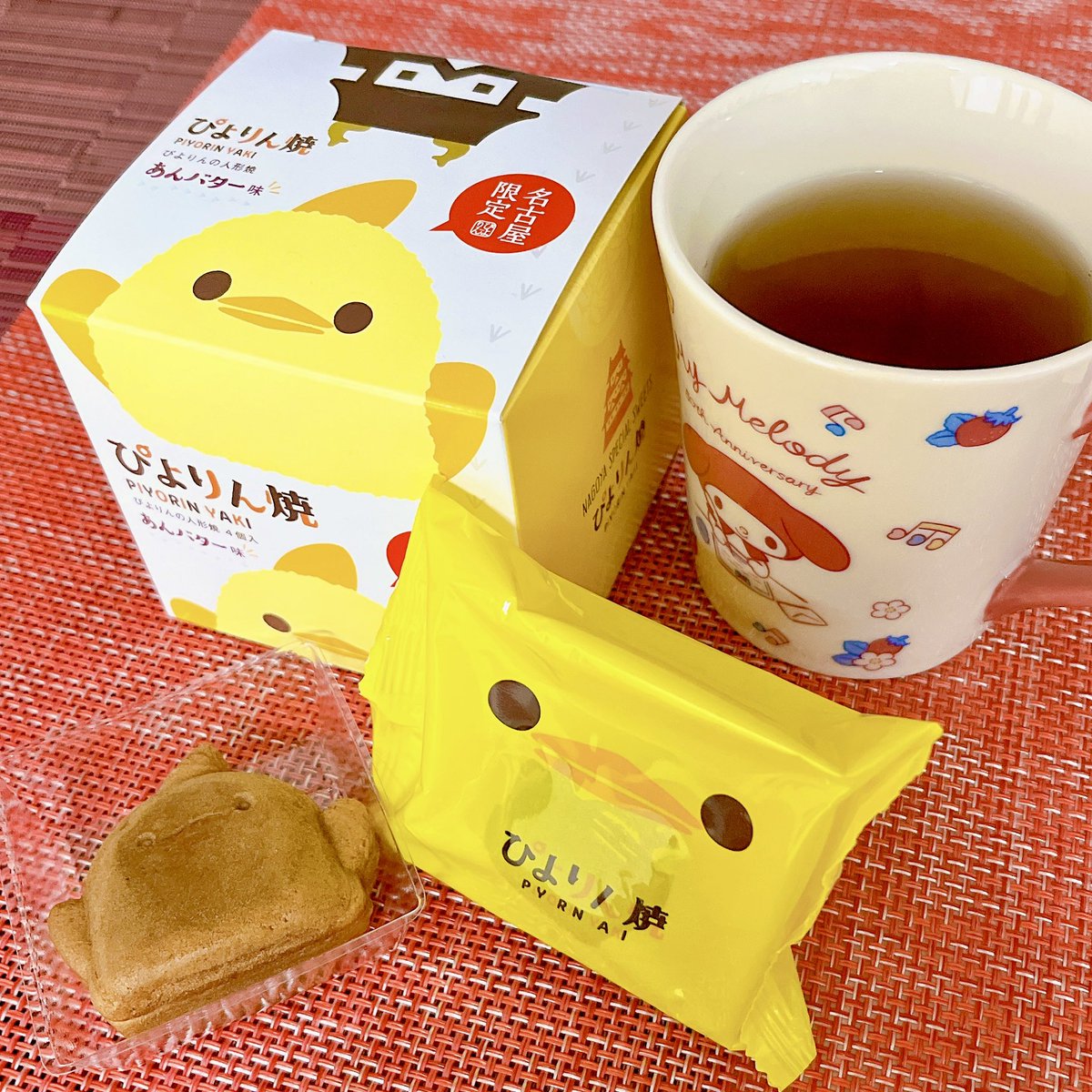 きゃしゃみが名古屋出張で買ってきた謎のゆる〜いお菓子。
どうやらぴよりん自体は有名らしい🐣💨
再現できてそうで何かが違うお菓子のビジュアルに、思わずクスッとしてしまいました🤭
#ぴよりん　#ぴよりん焼