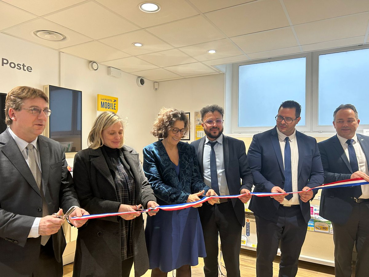 nathqueencole's tweet photo. Le plateau de Saclay, c'est l'IA, mais c'est aussi un bureau de poste modernisé à #Orsay, inauguré en présence de Anne-Charlotte Benichou, 1ère adjointe au maire et David Ros, sénateur de l’Essonne. Innovation, proximité et accompagnement des habitants, startups et étudiants ! 👏 https://t.co/2qTL7fl0l8