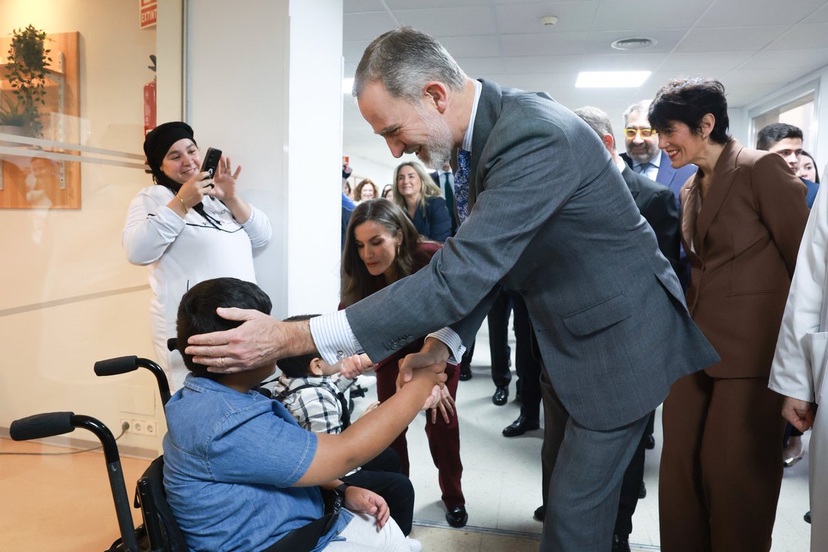 CasaReal's tweet photo. Los Reyes, junto a pacientes y trabajadores del Hospital Nacional de Parapléjicos (Toledo) durante su visita con motivo del 50 aniversario del centro hospitalario.

➡️https://t.co/eLcRT1vsWs https://t.co/YrOHbiO80F