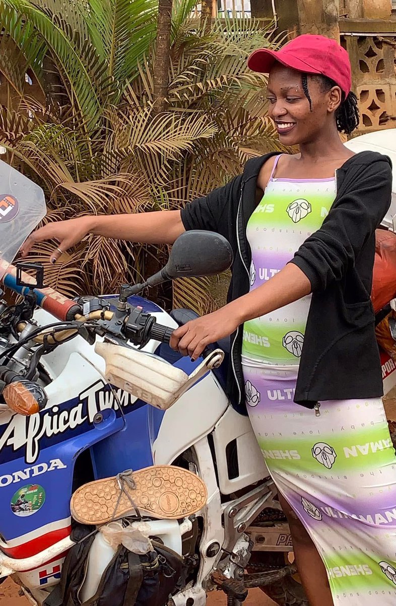 goshers_'s tweet image. Ugandan female artist #KhirahJowenah painted our Ghanaian motorbike adventurer #FlyingFlags  as he rode his bike all the way from Ghana 🇬🇭 to the Pearl Of Africa, Uganda 🇺🇬. A true advocacy of our continent’s unity.

Let’s show some gratitude to #Khirah