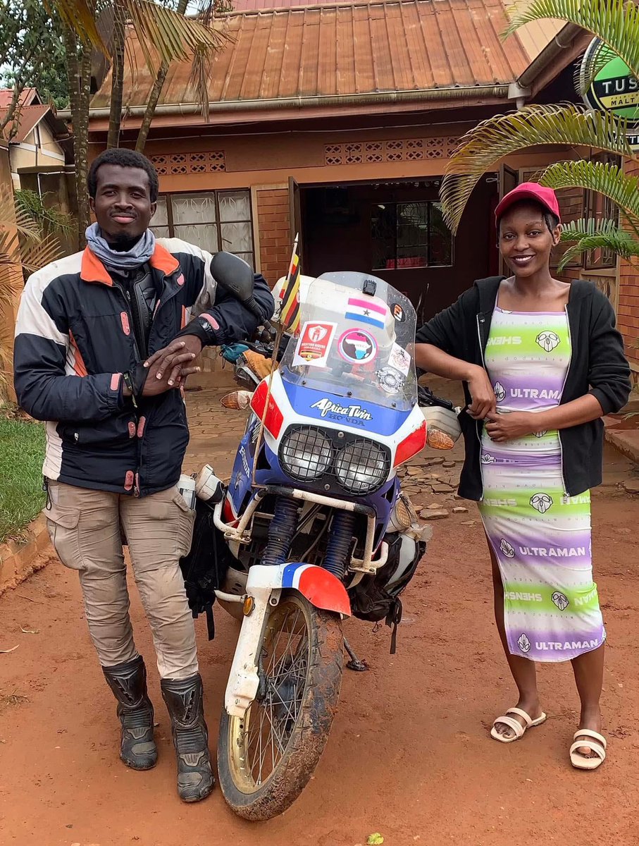 goshers_'s tweet image. Ugandan female artist #KhirahJowenah painted our Ghanaian motorbike adventurer #FlyingFlags  as he rode his bike all the way from Ghana 🇬🇭 to the Pearl Of Africa, Uganda 🇺🇬. A true advocacy of our continent’s unity.

Let’s show some gratitude to #Khirah