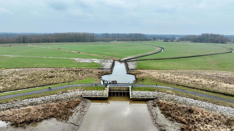 Voor het eerst stroomt er water uit de Rupel door de nieuwe inwateringssluis in gecontroleerd overstromingsgebied #bovenzanden. We combineren waterveiligheid met natuurontwikkeling! 
<a href="/willebroek/">viviana cruz</a> <a href="/sigmaplan/">Sigmaplan</a> #overstromingsgebied #rupel #heindonk