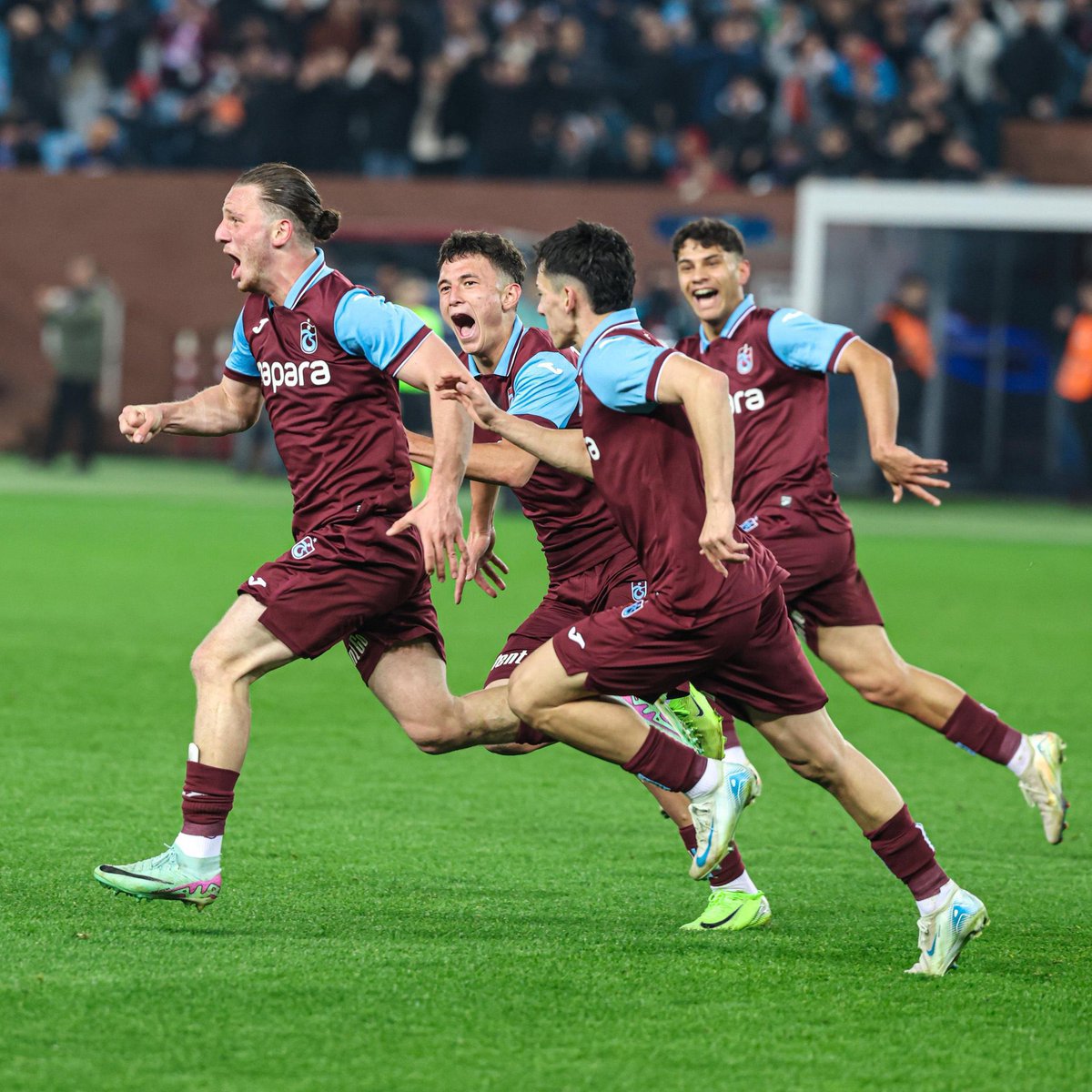 Trabzonspor öz kaynağından yetişen kardeşlerimi kutluyorum. Futbol sadece bir oyun değil,karakter,emek ve aidiyetin sahaya yansımasıdır.Trabzonsporlu olmak dik duruşun,inancın simgesidir.Bu ruhu Avrupa’ya taşıyan gençlerimize destek veren büyük Trabzonspor taraftarına teşekkürler