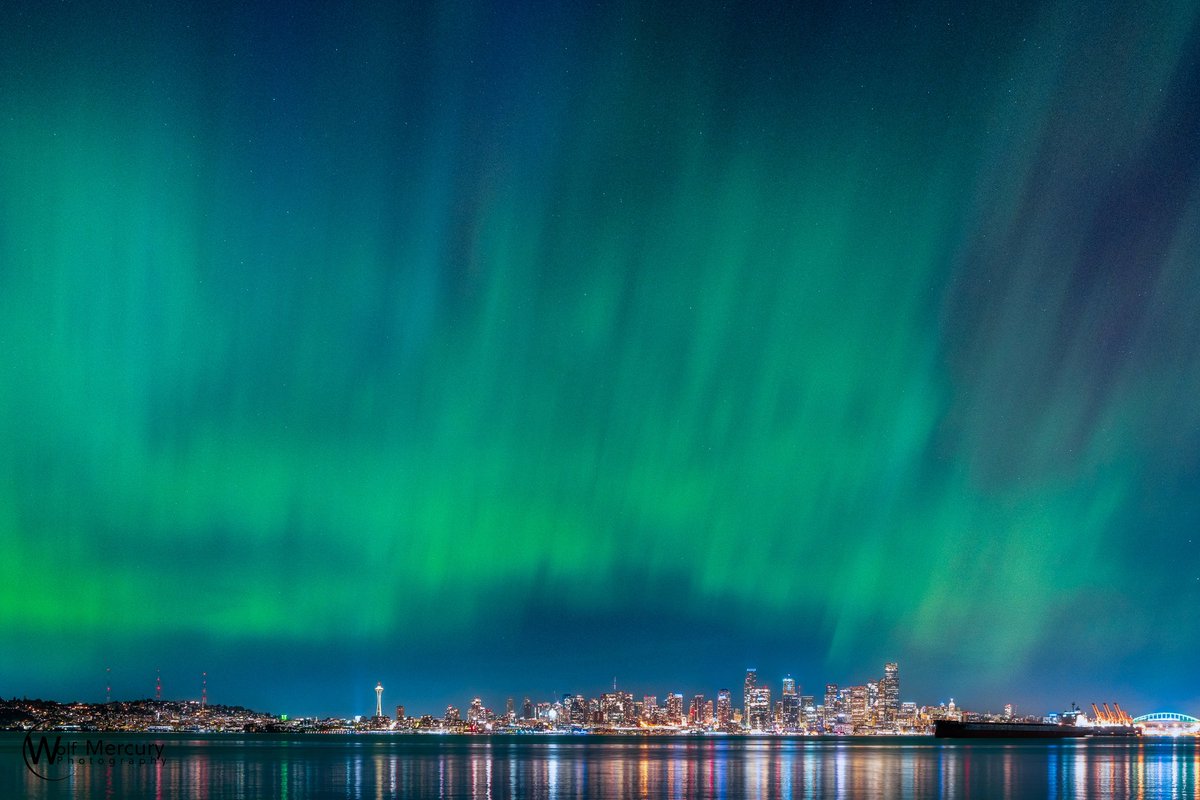 wolfmercury's tweet photo. @SonyAlpha The northern lights over Seattle from last May. Taken with the a7r5 and 24-70gm https://t.co/Rx8AdAUlUS