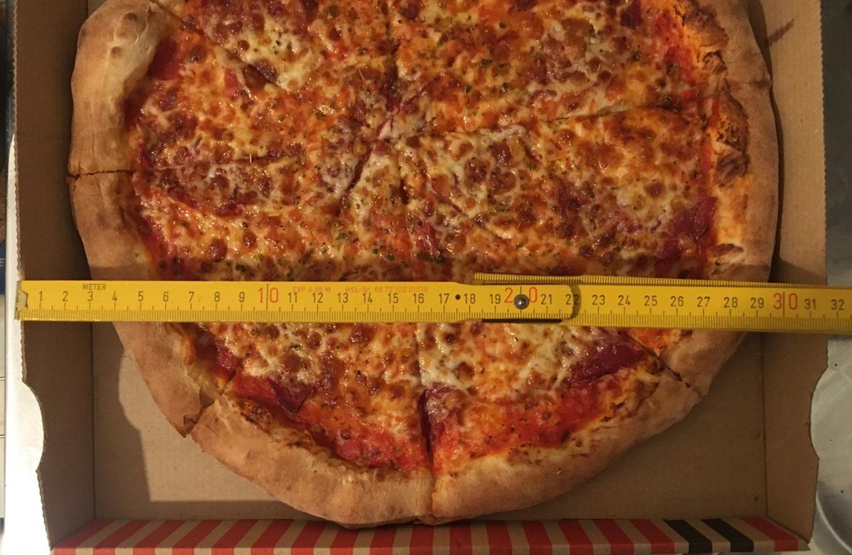 tobwen's tweet photo. Absolute Empfehlung: Pizzeria #Amiro auf der #Hövelstr in @Essen_Ruhr. Moderner Elektro-Ofen, Teig ist super (der Rand ist fluffig), Pizza neigt sich, Boden nicht ölig und hat feinen Grieß (Semola). Sauce ist geschmacksintensiv & die Größe stimmt - sowas ist selten. Echt lecker! https://t.co/MhtuK8TnNV