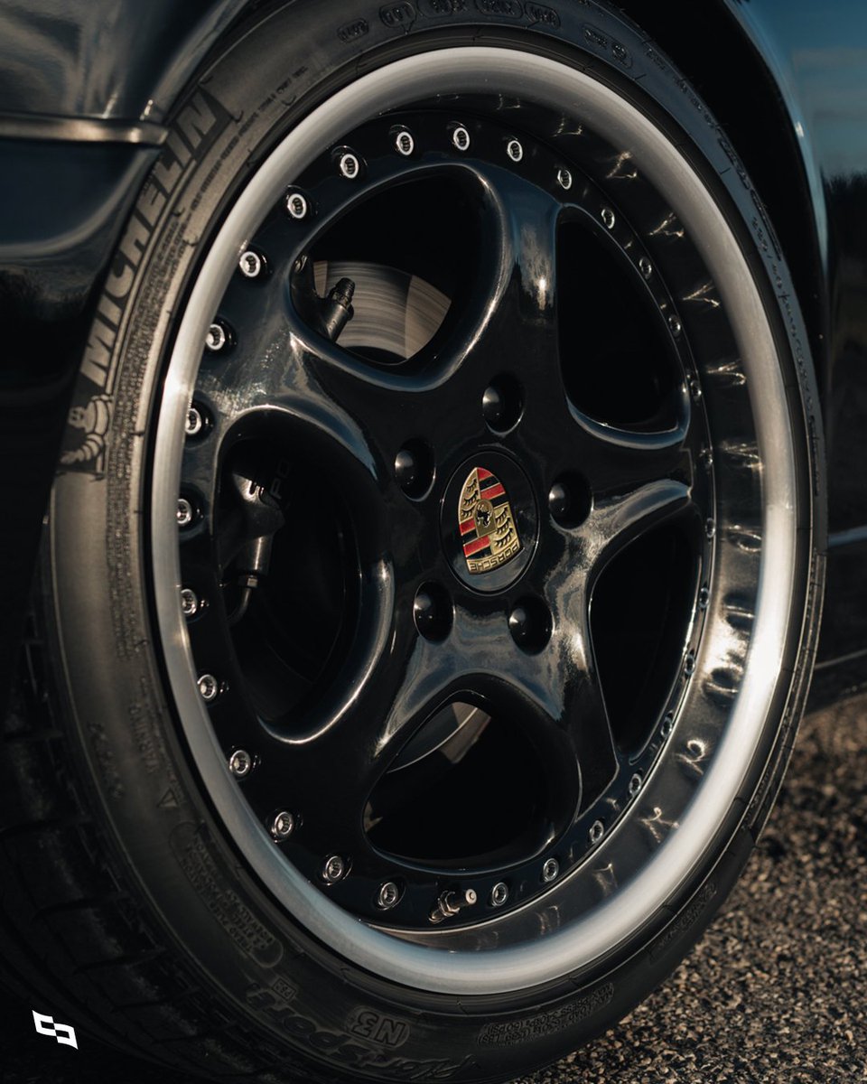 collectingcars_'s tweet image. This Porsche 911 Speedster is an involving open-top performance car, finished in a timeless all-black colour scheme and fitted with a modern PCCM infotainment system

📍LIVE NOW - Kempten, Germany

🔗Find out more: collectingcars.com/for-sale/1994-…

#CollectingCars #Porsche #911Speedster