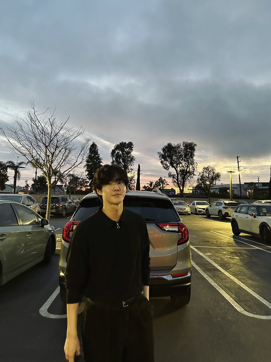اون دو تا درخت بالا سر جونمی مثه گوشای بانی افتاده🥹🐰
ننههههه
<a href="/weareoneEXO/">EXO</a> #SUHO