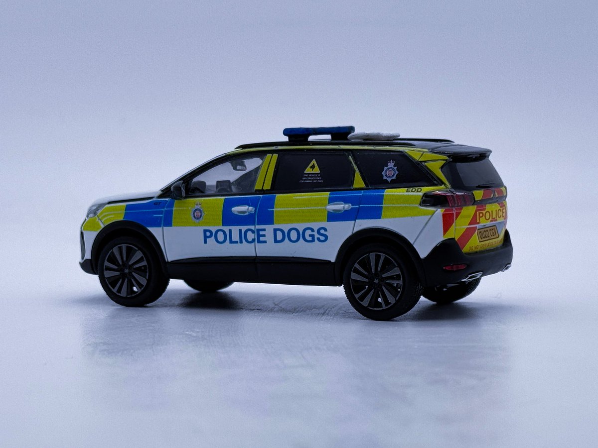 blue_code3's tweet image. A 1/43 precise replica of a British Transport Police Peugeot 5008 GT dog van. #EDD