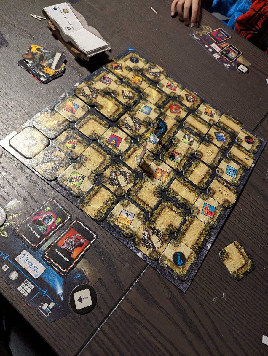 JustCrazyMom's tweet image. Die Spielregeln sind tatsächlich etwas komplizierter als beim normalen Labyrinth aber K1 ist glücklich und kämpft sich mit mir durch die für uns beide noch etwas komplizierten Regeln durch😅
#Spieleabend