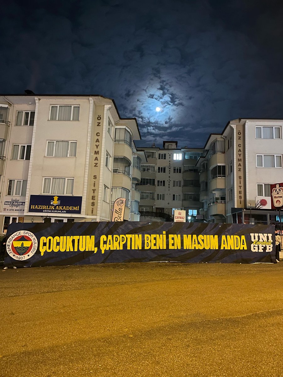 Çocuktum, çarptın beni en masum anda
Bağladın, mühürledin kalbine zamanla