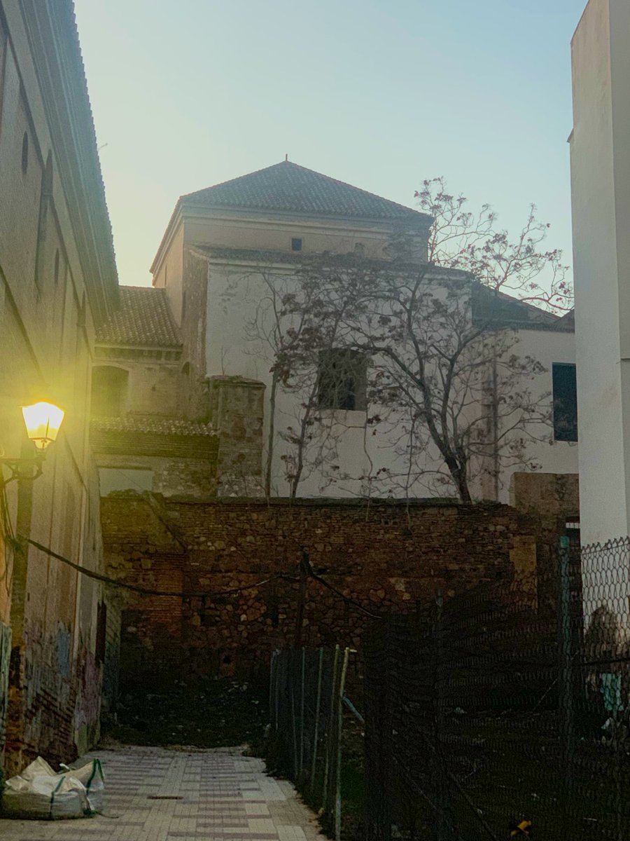 FranzVanPelt's tweet photo. En mi mapa saldrá siempre "Golfo de México" a secas🙃

¿A quien no le va a gustar un repasito por la rocambolesca dejadez de este convento de Málaga y que hablemos del fotomontaje del momento? https://t.co/EhKlt5ZDXd
