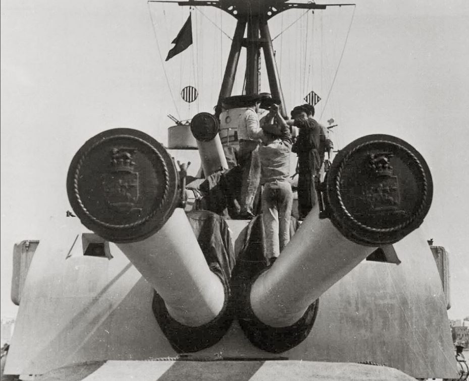 TAmarcord's tweet photo. #WW2, the 203 mm #guns of one of the 4 armored #turrets of the heavy #cruiser "#Zara". They had a range of up to 31,5 kilometers but also a serious dispersion of the #shot. To which the #RegiaMarina tried to remedy. Here’s how...

Details: https://t.co/y1Sid5YqUH

#navy #gun #war https://t.co/YQBJZjeMai