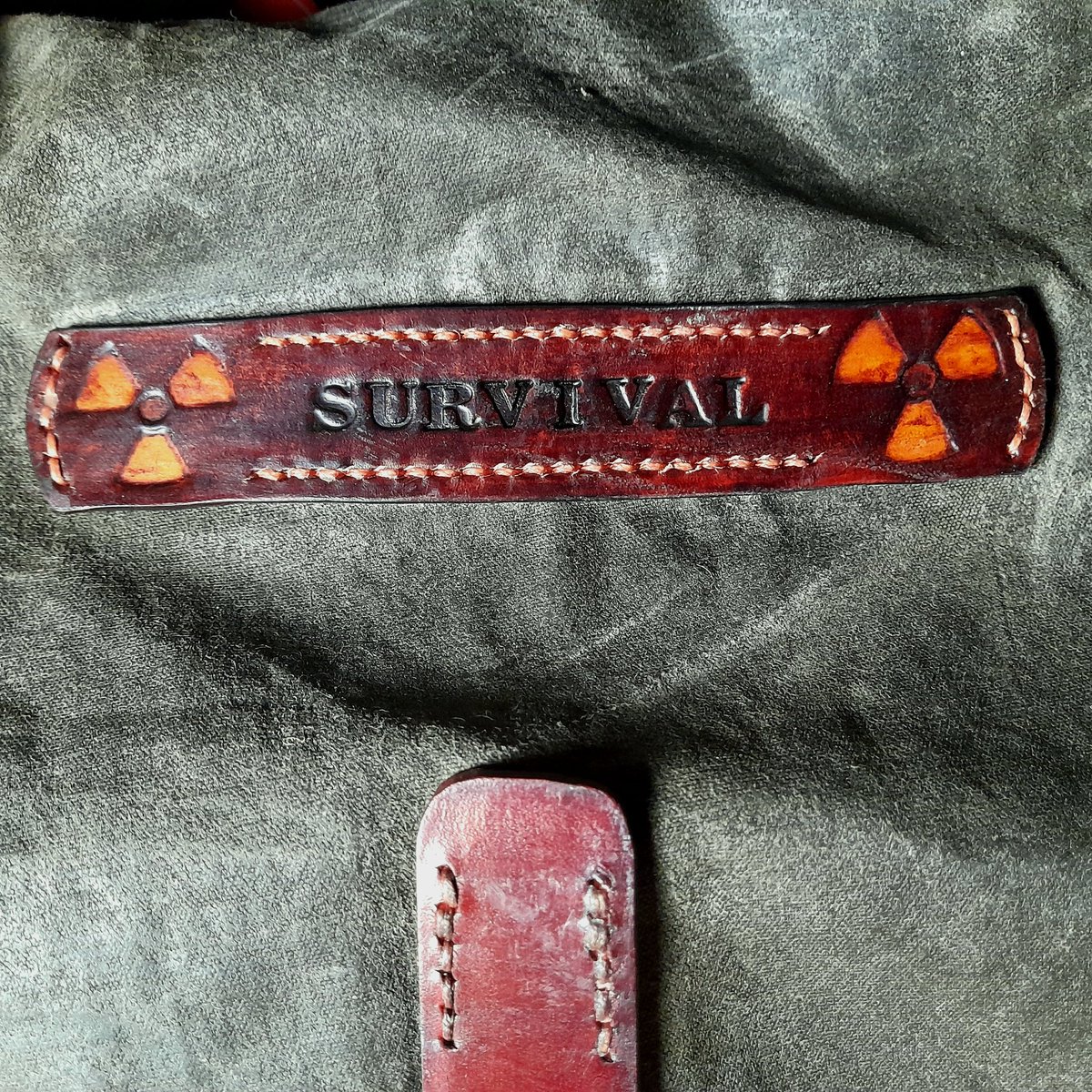 Projet perso:
Je voulais 1 sac qui mix une vibe aventurier &amp; le post-apo à la S.T.A.L.K.E.R.
J'ai récupéré un poncho de surplus mili roumain de l'ère soviétique, coupé &amp; assemblé aux dimensions que je voulais et enduit le tout d'un mélange maison de cire d'abeille et huile de lin