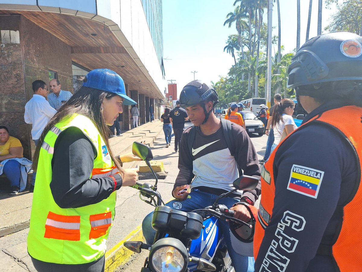 El #INTT Barcelona, en colaboración con la <a href="/PNBVzla/">Cuerpo de Policía Nacional Bolivariana.</a>, insta a conductores a usar el casco protector y el cinturón de seguridad #Prevención, insta a conductores a usar el casco protector y el cinturón de seguridad #Prevención