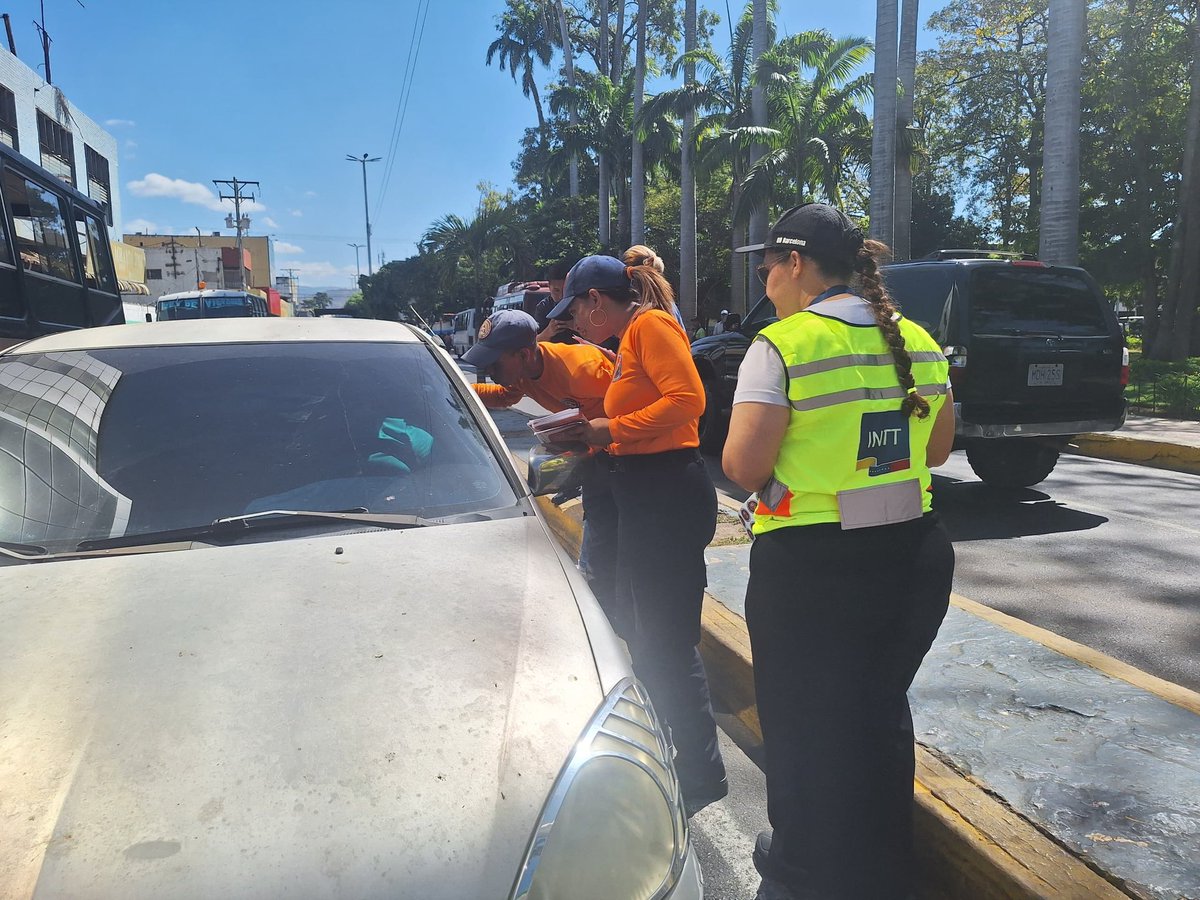 INTTORBARCELONA's tweet photo. El #INTT Barcelona, en colaboración con la @PNBVzla, insta a conductores a usar el casco protector y el cinturón de seguridad #Prevención, insta a conductores a usar el casco protector y el cinturón de seguridad #Prevención https://t.co/cc7ul7xoGV