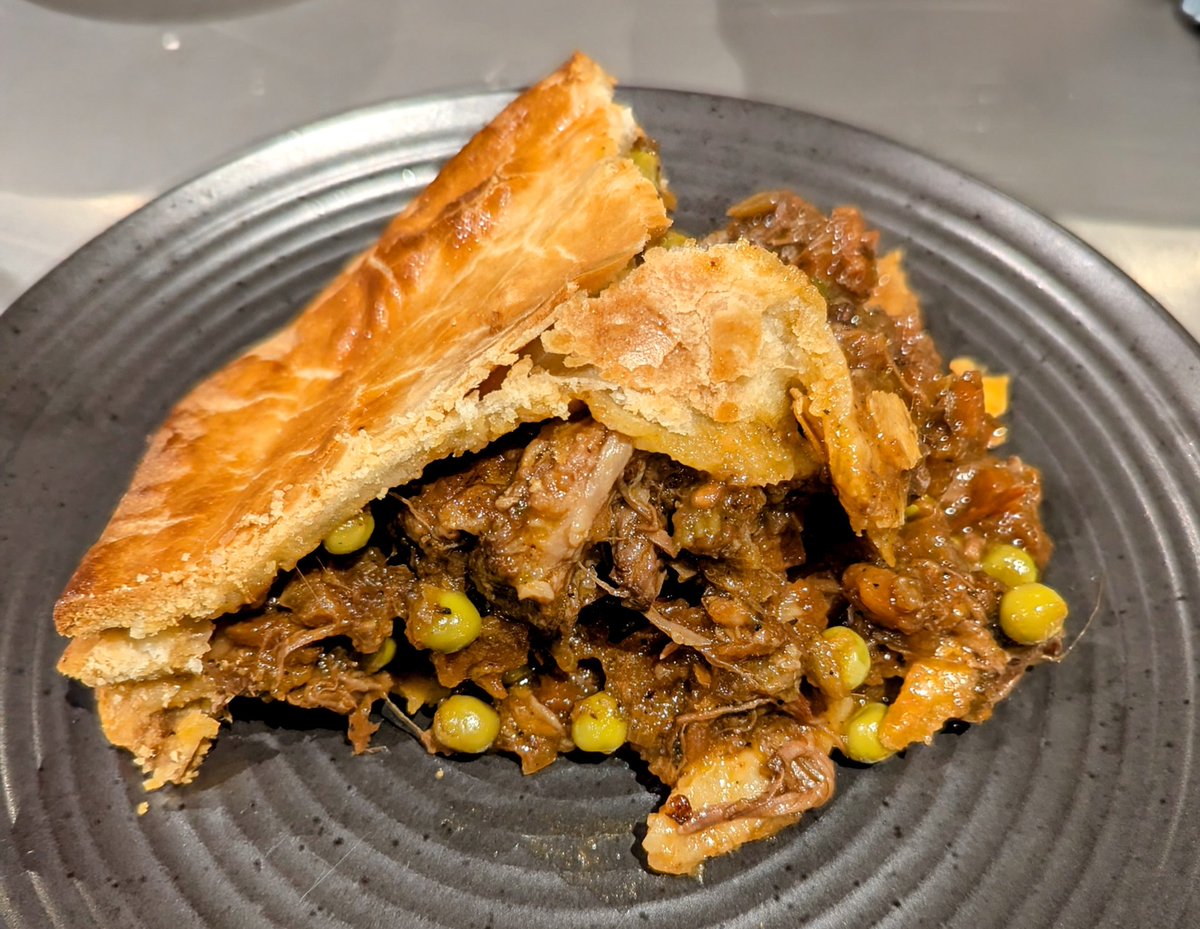 jayclark0106's tweet image. Didn't turn out too shabby at all.... Was proper tasty too which is a bonus 😂😂😋🔥 #Oxtail #Guinness #Pie