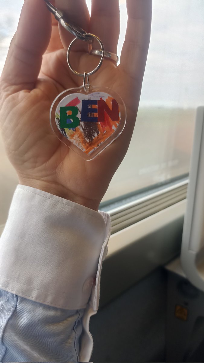 la p'tite Victoire ( 4 ans ) qui m'offre un joli porte clé, fait dans le <a href="/TGVINOUI/">TGV INOUI</a> 5054... 🤩🤩