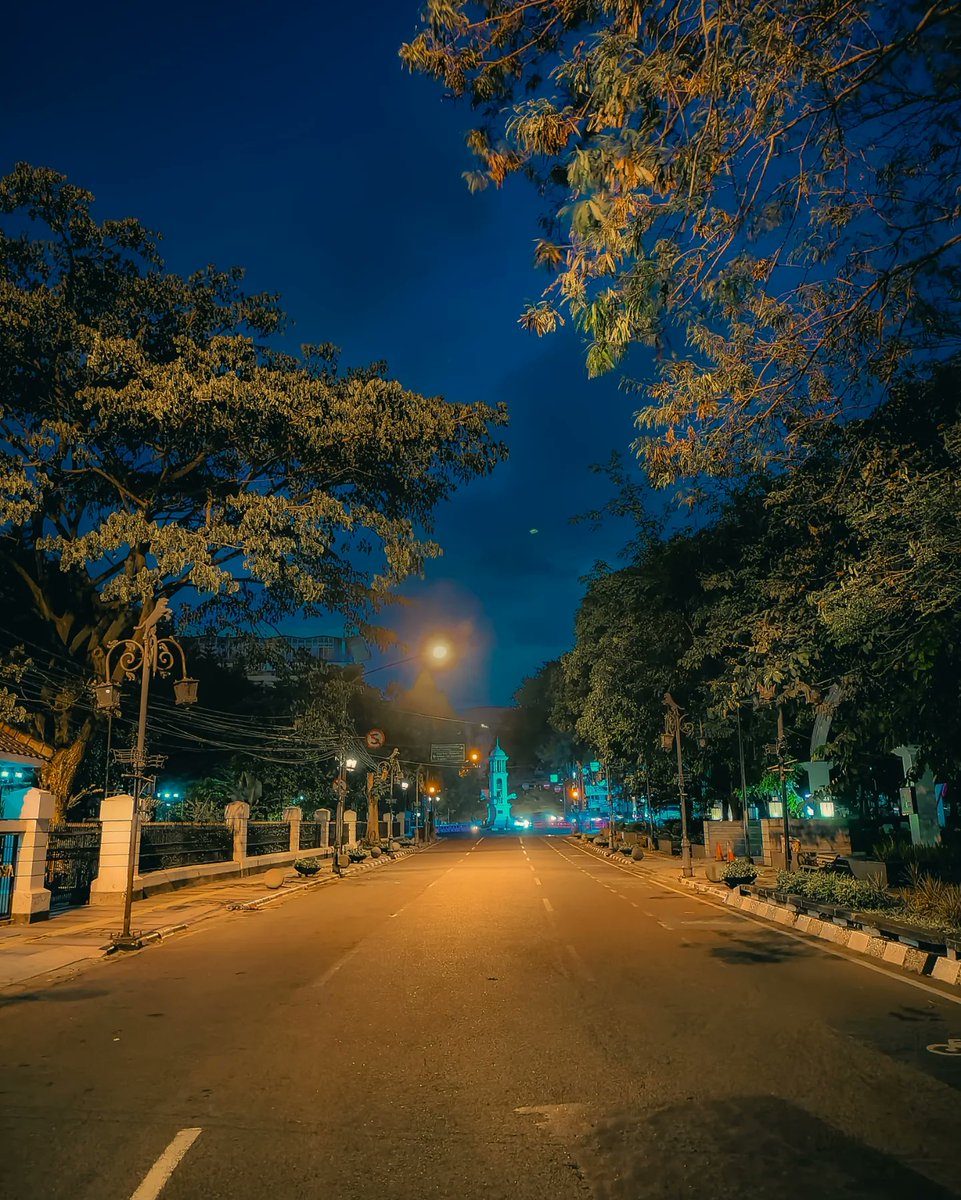 andika74's tweet photo. Night's calm, city's peace.
#bandung #streetphotography #dailyphotography #cinematicphotography #streetmoment #toneception #Indonesia_photography #yourshotphotographer https://t.co/xsWiAYbXnk