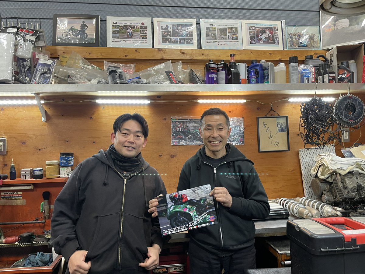 challengyamana1's tweet photo. #マン島TTレース にご協力いただいてます
「#ファインテックフカイ 」様
お手紙とチラシをお届けしました
そして
「#マンクスGP 」「#TTレース 」と
3年間マン島まで来てくれて、一緒にマン島レースの活動をしてくれた
「#KCROSS 」加藤 様の店に伺いました
マン島のチラシを置かせてもらいました https://t.co/4Jx24E7ux3