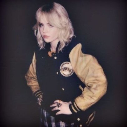 its so annoying to me how she is not a lesbian