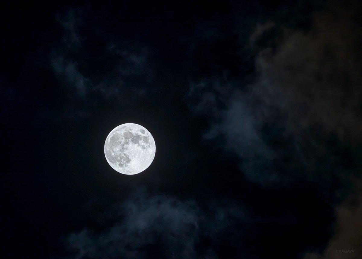 さきほど撮影した満月です。
今は雲に隠れてしまいましたが、澄んだ空に高く明るく輝いていました。
今日もお疲れさまでした。
