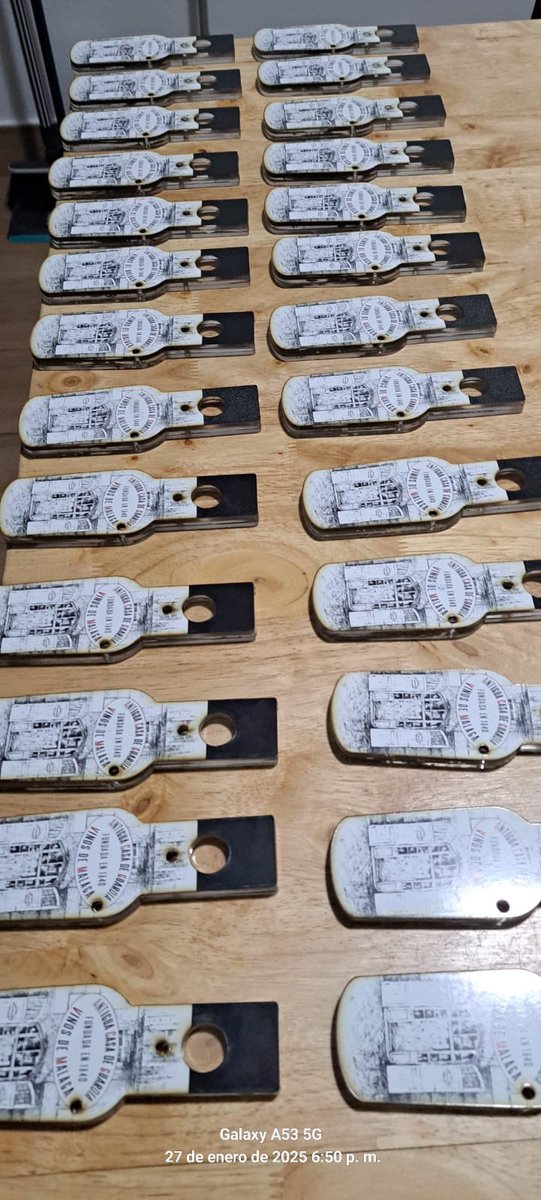 🎭 CURIOSIDADES TIPO LOS PIMPIS
Como cada año nuestros pitos son un detalle más de nuestro tipo, este año llevamos una botella de @antiguacasadeguardia , ya que estamos situados en la taberna Los Pimpi Blinders. 
Muchas gracias a por su colaboración! 
<a href="/CarnavalMLG/">Carnaval de Málaga</a>