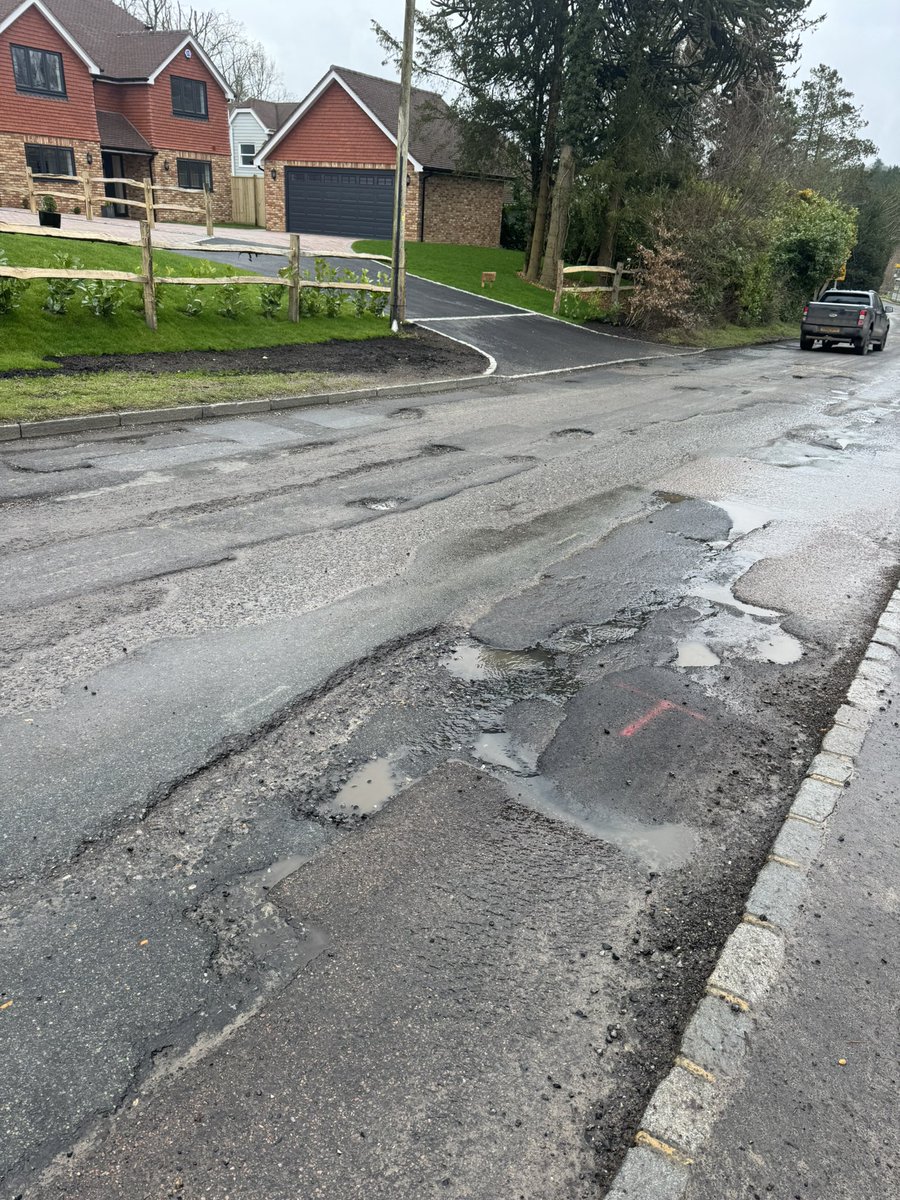 luca_lucaboi's tweet image. This country is utter mess been on @esccroads @EastSussexCC to refurbish the road #Crowborough #awful nothing been done