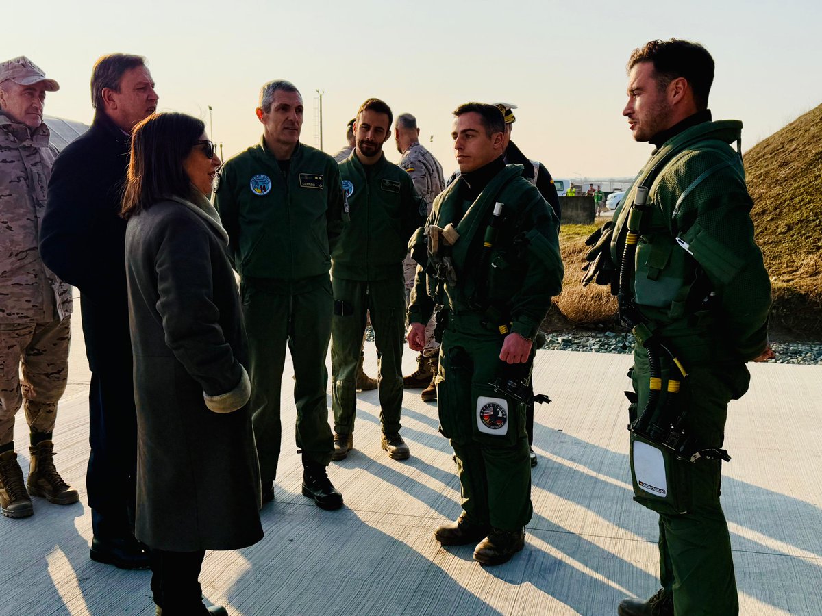 Defensagob's tweet photo. Más de 200 militares españoles en Rumanía garantizan la seguridad en el flanco este de @NATO.
✈️PAZNIC: 6 Eurofighter listos y un A400 para reabastecimiento en vuelo.
📡TIGRU:Radar de vigilancia con gran alcance, clave en la defensa aliada.
Compromiso al servicio de la seguridad. https://t.co/R9hOwIu1Mi