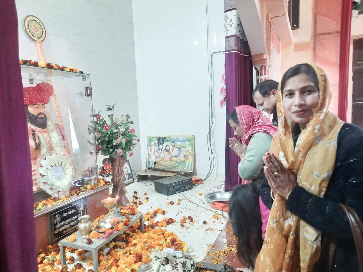 Sunita_Danday's tweet photo. संत शिरोमणि श्री गुरु रविदास जी ने दुनिया में  जात-पात और ऊंच-नीच के भेदभाव को दूर कर समाज को एकता के सूत्र में बांधने का काम किया था। आप सभी देशवासियों को गुरु जी के 648वें अवतरण दिवस की बहुत बहुत बधाई और मंगल कामनाएं। गुरु जी का आश्रीवाद हम सब पर बना रहें।
जय गुरु देव जी 🙏🙏 https://t.co/8HCDu8tmtM