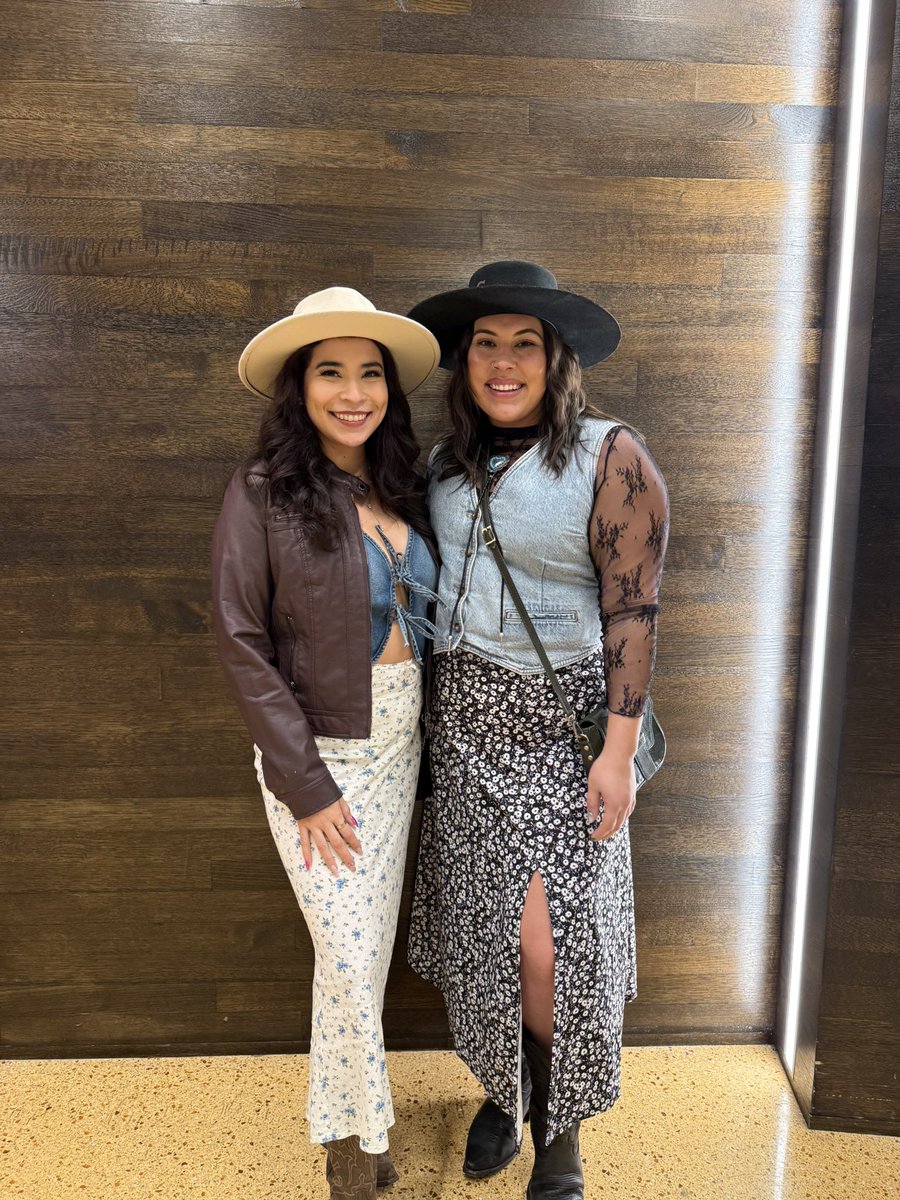 Maria_Irene14's tweet photo. 3rd night of #sanantoniorodeo 🤠 https://t.co/1SJNBljPQ9