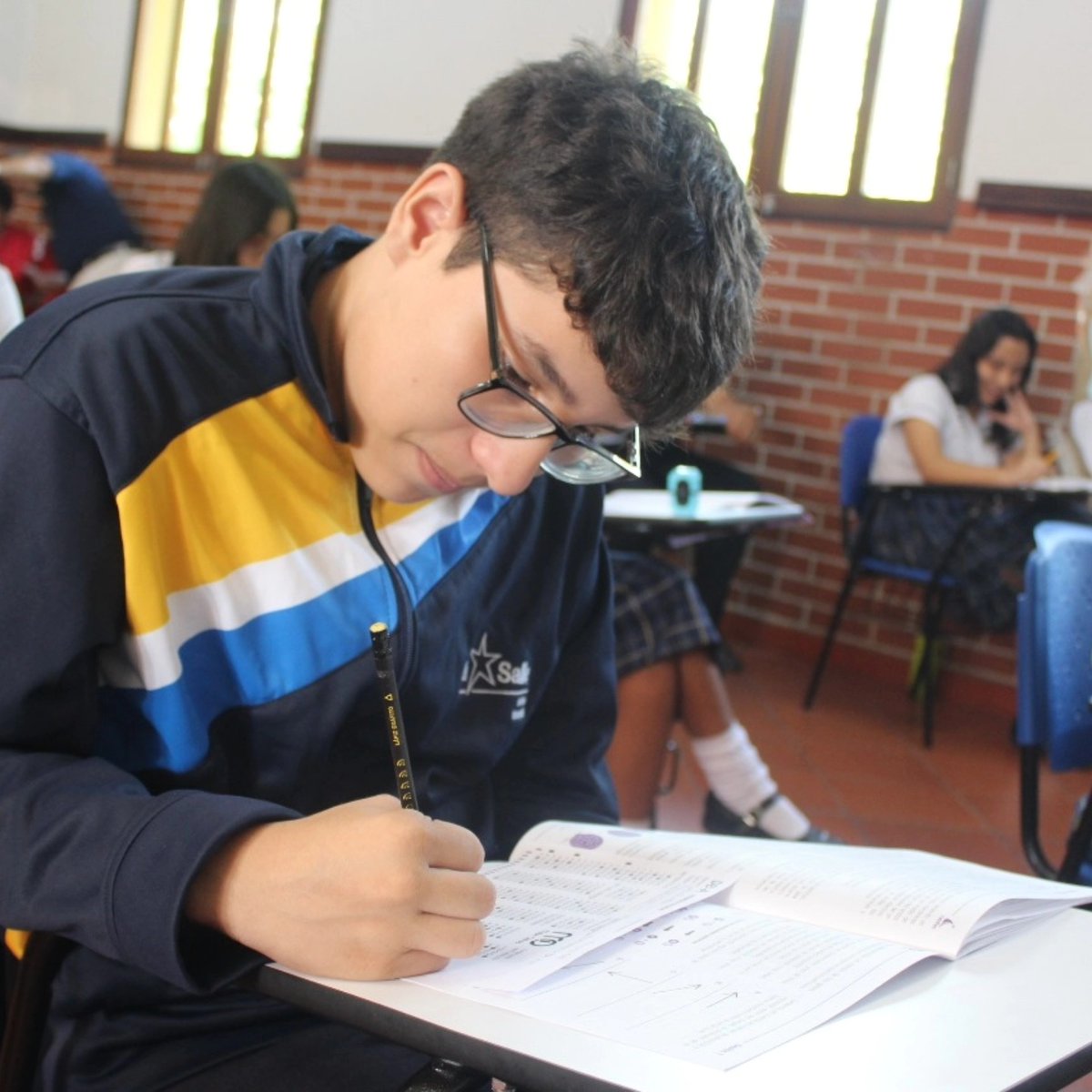 islasalle's tweet photo. El pasado 5 de febrero con el apoyo de @miltonochoa_asesorias nuestros estudiantes de 11° realizaron el Primer Simulacro Diagnóstico Pruebas Saber con el objetivo de conocer a tiempo fortalezas, debilidades y, desde las mismas, lograr conceptualizar planes de mejoramiento. 💯🤓 https://t.co/r92rJi0QwA
