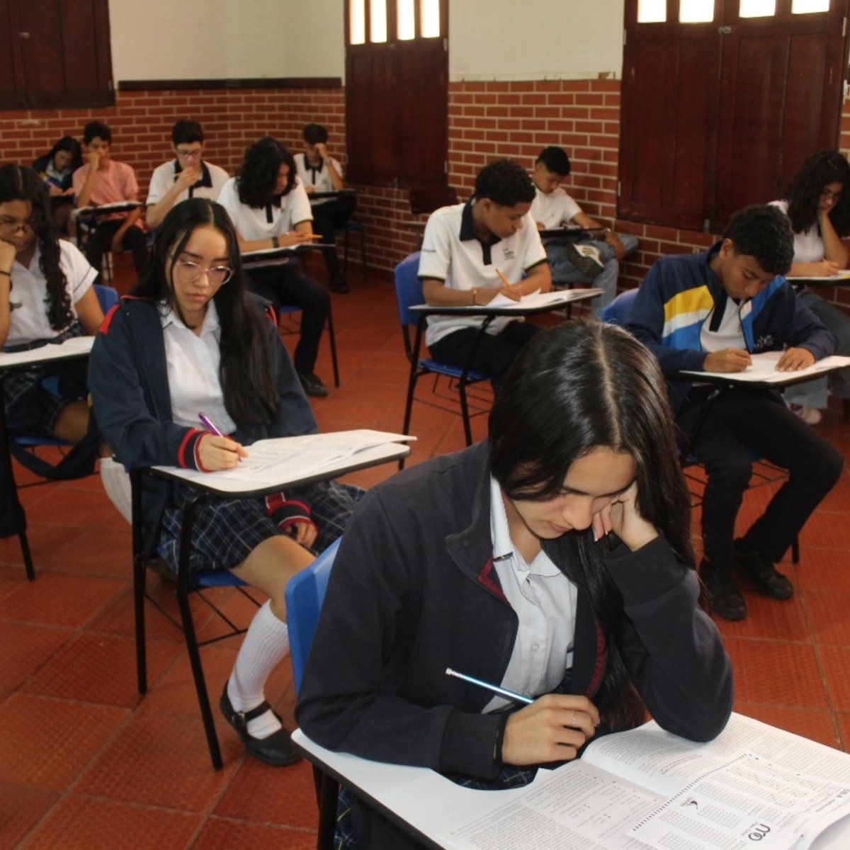 islasalle's tweet photo. El pasado 5 de febrero con el apoyo de @miltonochoa_asesorias nuestros estudiantes de 11° realizaron el Primer Simulacro Diagnóstico Pruebas Saber con el objetivo de conocer a tiempo fortalezas, debilidades y, desde las mismas, lograr conceptualizar planes de mejoramiento. 💯🤓 https://t.co/r92rJi0QwA