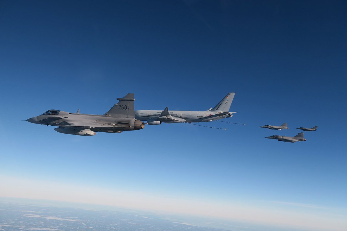 Flygvapnet (@flygvapnet) on Twitter photo Amerikanska B-52 i svenskt luftrum
Under tisdagen den 11 februari genomfördes en samövning i svenskt luftrum mellan allierade 🇸🇪🇫🇮🇫🇷🇺🇸
Övningen visar på en hög nivå av interoperabilitet mellan allierade.
#flygvapnet #AllianceResilience #StrongerTogether
📸<a href="/svfmf21/">Norrbottens flygflottilj</a> Amerikanska B-52 i svenskt luftrum
Under tisdagen den 11 februari genomfördes en samövning i svenskt luftrum mellan allierade 🇸🇪🇫🇮🇫🇷🇺🇸
Övningen visar på en hög nivå av interoperabilitet mellan allierade.
#flygvapnet #AllianceResilience #StrongerTogether
📸<a href="/svfmf21/">Norrbottens flygflottilj</a>