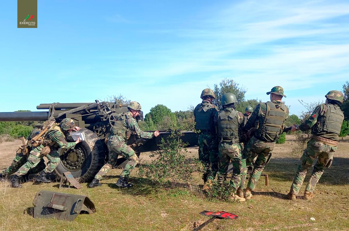 Exercito_pt's tweet photo. 📢No âmbito da formação exigente e meticulosa dos Cadetes Alunos do 4.º Ano do Curso de Artilharia da Academia Militar, decorreu, no Polígono de Tiro do Regimento de Artilharia N.º 5 o Exercício Tático e de Fogos Reais de Artilharia.
#ExércitoPortuguês #AM #RA5 #Disciplina https://t.co/NKbT90sRGg