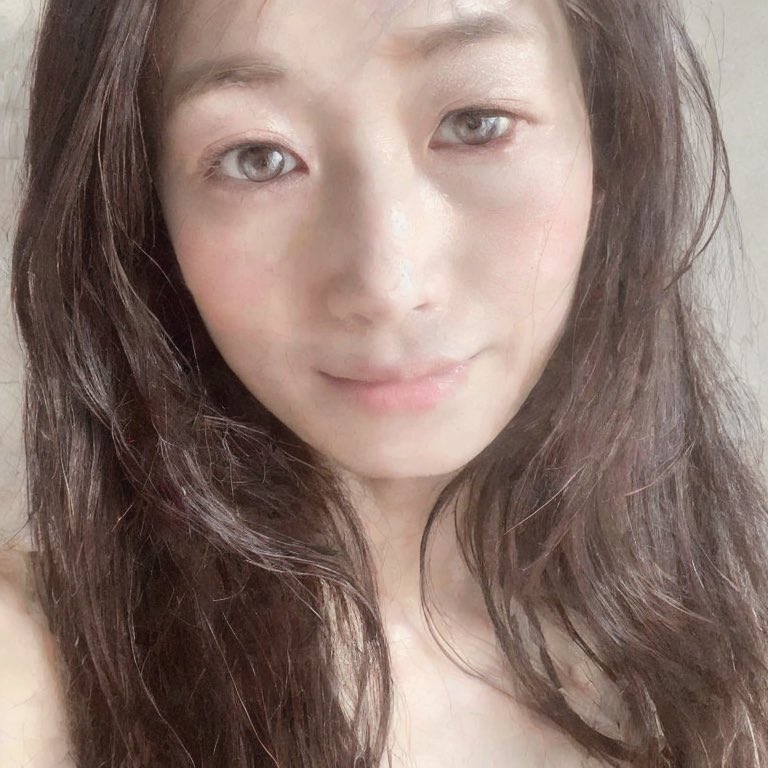 minminxxpeace's tweet photo. SIXPLUSのアイシャドウが可愛すぎたー🤍粉飛びもなくて気に入りました🤍
#gifted #sixplus https://t.co/bBPT8krvGV