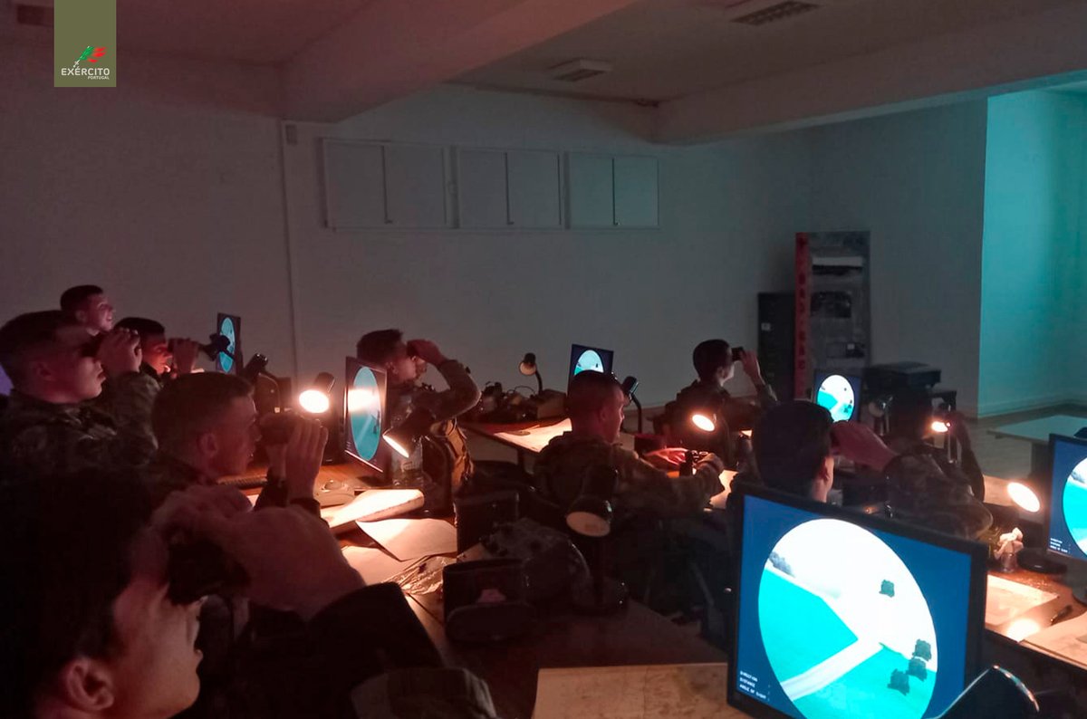 Exercito_pt's tweet photo. 📢No âmbito da formação exigente e meticulosa dos Cadetes Alunos do 4.º Ano do Curso de Artilharia da Academia Militar, decorreu, no Polígono de Tiro do Regimento de Artilharia N.º 5 o Exercício Tático e de Fogos Reais de Artilharia.
#ExércitoPortuguês #AM #RA5 #Disciplina https://t.co/NKbT90sRGg