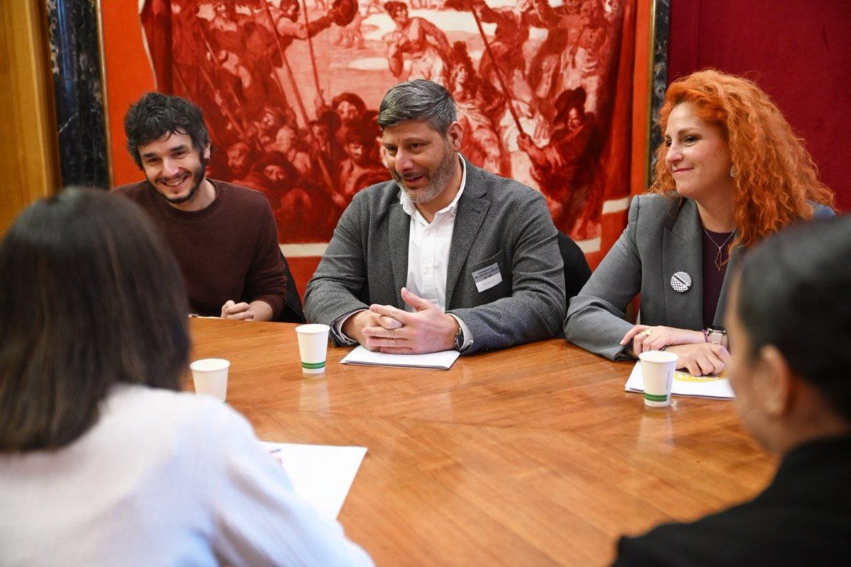 Hoy Podemos registra de la mano de <a href="/Ceuta_Ya/">Ceuta Ya!</a> una iniciativa para que el Estado repare a todas aquellas personas que vieron robada su identidad durante el proceso de regularización administrativa de los años ochenta. Todo el mundo tiene derecho a llevar sus propios apellidos.