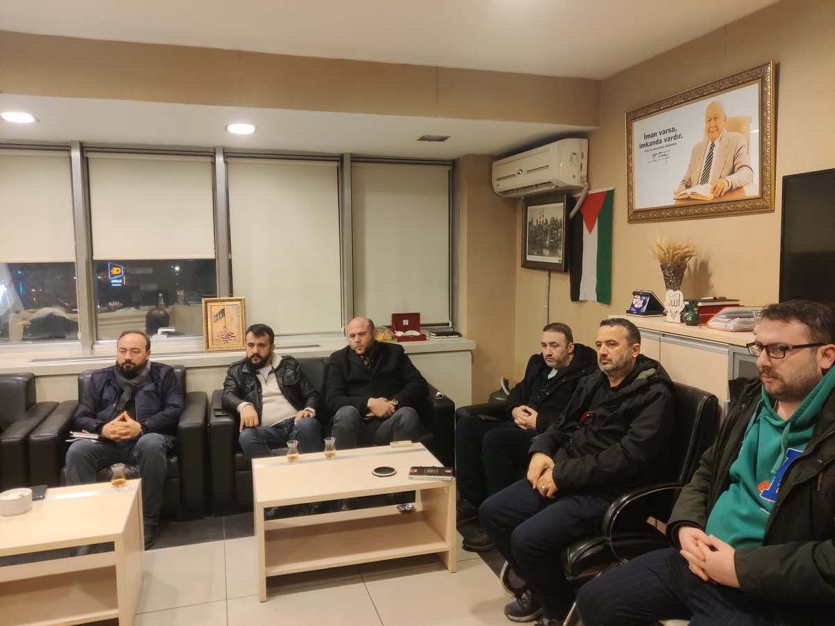 İlçe başkanlığımızın dün gerçekleştirilen haftalık olağan yönetim toplantımızda, geleceğe dair stratejilerimizi belirledik. Birlik ve kararlılıkla yolumuza devam ediyoruz. Birlikte daha güçlü yarınlara!
#RefahPartisi #YönetimToplantısı