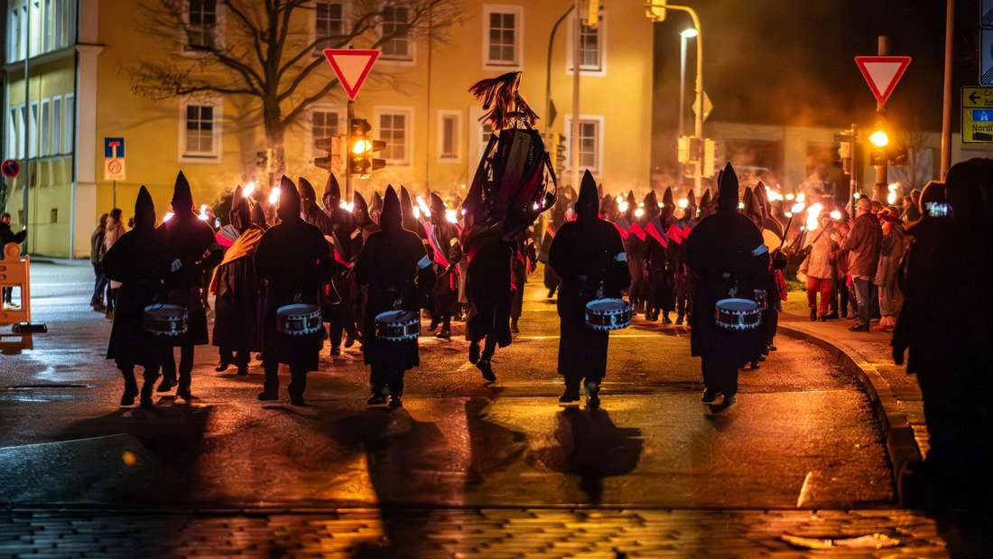 Die gefürchtete Maskengruppe aus Ellwangen. Die Rede ist von der "Schwarzen Schar" die mit Fackeln und Trommeln  am Sonntag den 2. März, Affären und Missgeschicke in ihren Reimen aufdecken. 🎭
➡️ow.ly/zW5v50UYs00