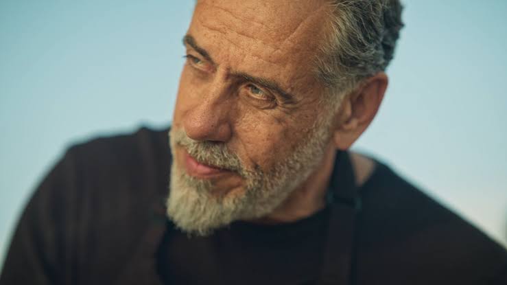 Ricus is looking at Tannie Maria. 😭😭😭 Like, what? I know that look, Mr. Satanic Mechanic.

#Recipeslovemurder