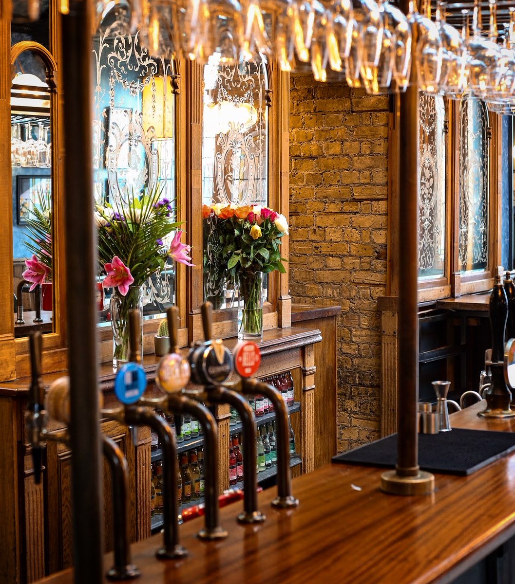 Love is in the air at The Bull 💐

- Galetines day workshop 7.30pm Thursday 13th ❤️ 

#booknow #thebullstreatham #valentinesday #galentinesday #youngspubs