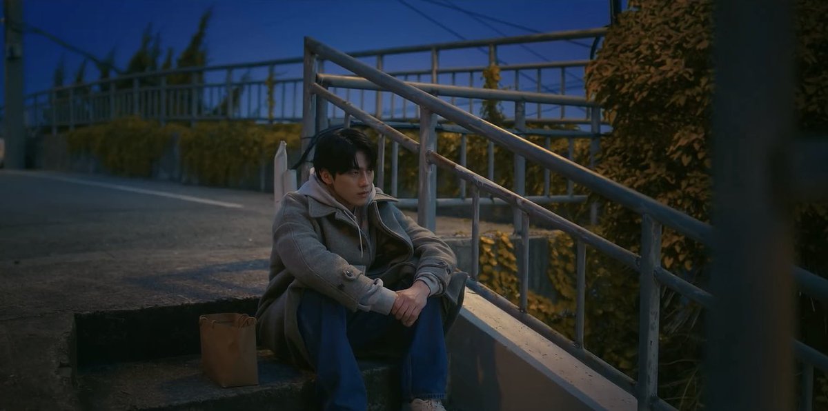 soljaeverse's tweet image. going to their hometown and waiting in front of her place all night with the scarf he promised to knit for her birthday even after they broke up and lost contact… that’s a true lover boy 😭❤️ #LoveYourEnemy